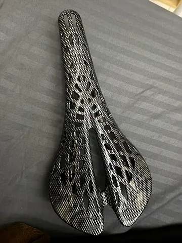 Lightweight ventilated carbon-style bike saddle - comfort cutout