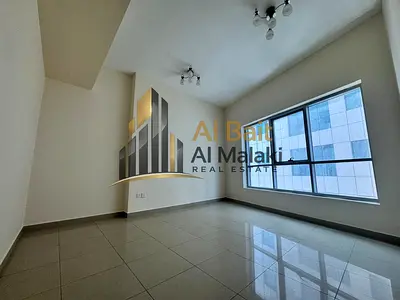 شقة مميزة للإيجار السنوي في منطقة الخان، تتكون من غرفة نوم وصالة وحمام واحد، مع تكييف مركزي وموقف سيارة مجاني وجيم مجاني، وتوفر مساحات مريحة وتصميماً
