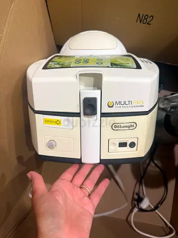 De’Longhi MultiFry Multicooker / Air Fryer – AED 150