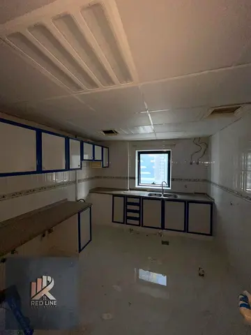 شقة 3 غرف وصالة للإيجار تقدم شركة Red Line Real Estate شقة مميزة مكونة من ثلاث غرف وصالة، بتصميم واسع ومريح، مثالية للعائلات الباحثة عن سكن راقٍ