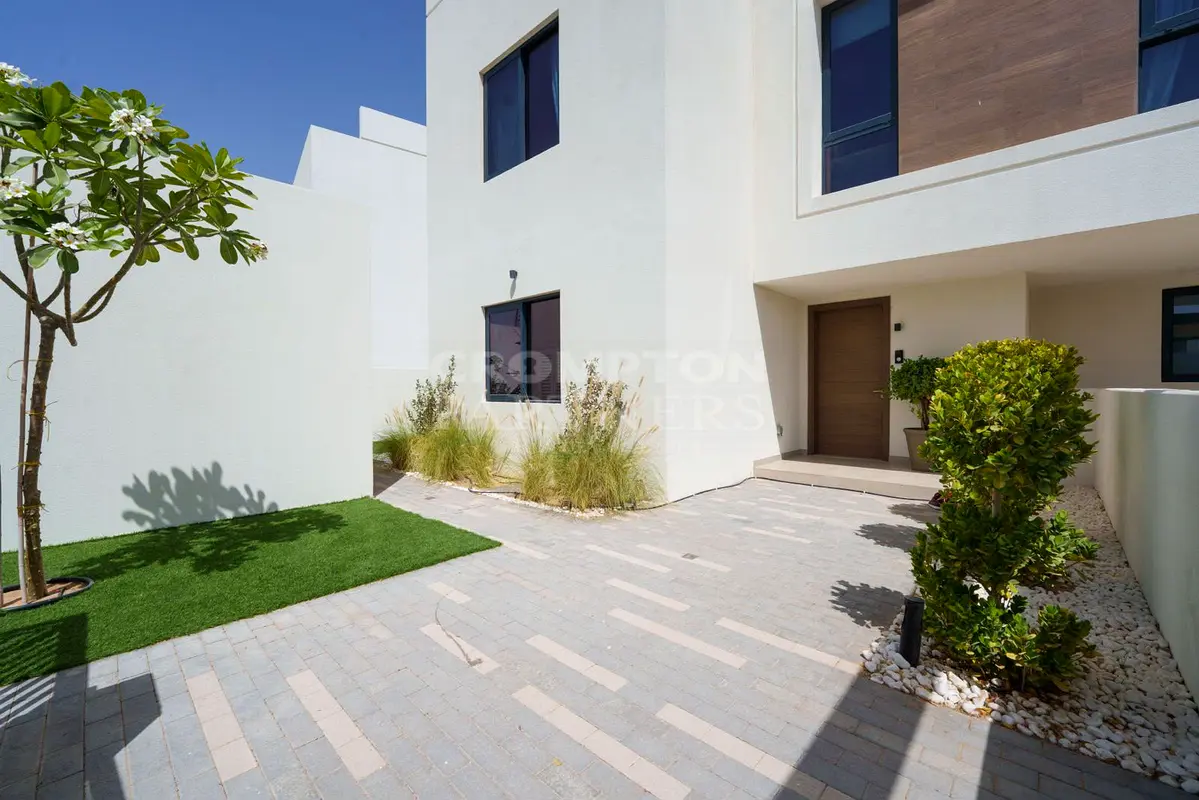Standalone Villa l Single Row l Large Plot