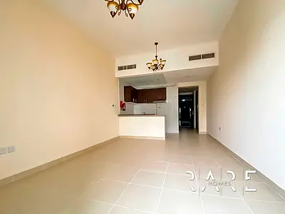 استوديو واسع | خالي | طابق علوي | جاهز للسكن