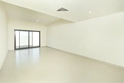 Middle Unit | Maids Room | Closed Kitchen