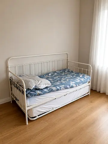 White Metal Daybed with Pull Out Trundle