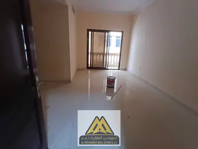 غرفة وصالة بلكونة تكييف مركزي صيانة مجانية على المالك مطبخ مغلق بناية عائلات بالقرب من مدرسة الحكمة