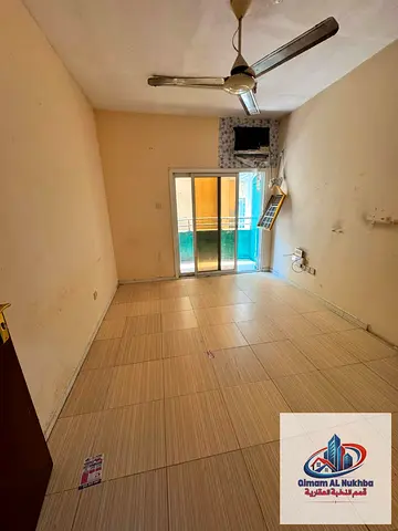 غرفة وصالة بالقاسمية المحطة بجوار هايبر درب المدينة، بلكونة وبدون مكيف، 26 ألف درهم سنويًا، والدفع على 4 أو 6 دفعات.