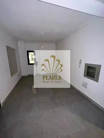 استديو مقسم للإيجار السنوي في أفضل تاور مساحة ممتازة جدًا، شهر مجاني جيم ومسبح، تكييف مركزي، غاز مركزي، خزائن في الحائط، بلكون، 1 حمام