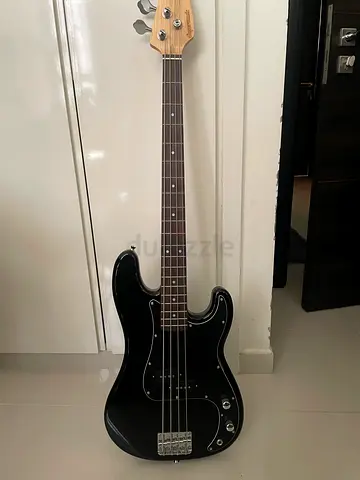 Black 4-String Electric Bass Guitar - Very Good Condition (Bag Included)