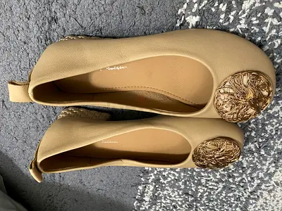 Beige flat shoes with decorative gold