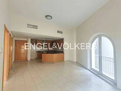 Spacious 1BR | Vacant | Close to Metro