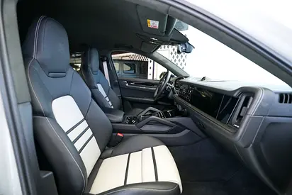2025 Porsche CAYENNE thumbnail 19