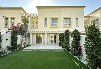 Upgraded | Vacant| Close to lake