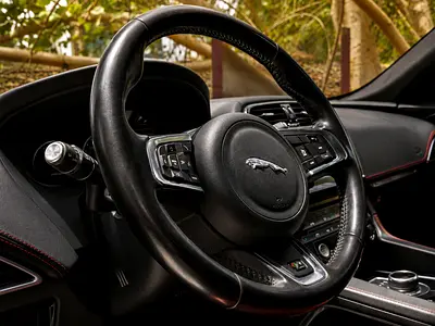 صورة 9 لـ 2017 Jaguar F-PACE