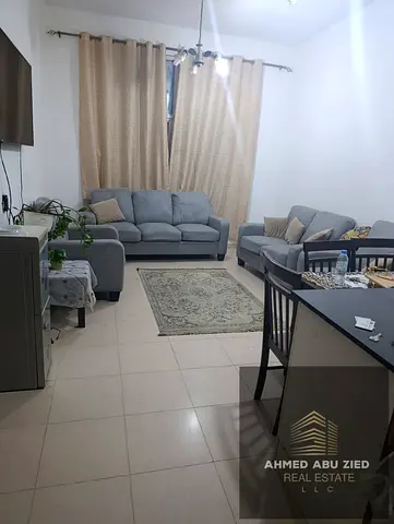 غرفة وصالة مفروشة بالكامل، مع بلكونة بإطلالة جزئية على السفير وباركينج، في موقع مميز وحيوي قريب من الخدمات والمراكز التجارية، وجاهزة للسكن.