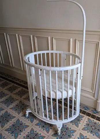 Stokke Sleepi Mini Oval Crib in White with Mattress