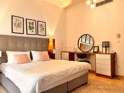 AVAILABLE FULLY FURNISHED ROOM READY TO MOVE IN TODAY .
