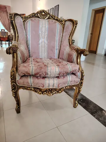 Antique-style Gold Wooden Armchair with Pink Upholstery