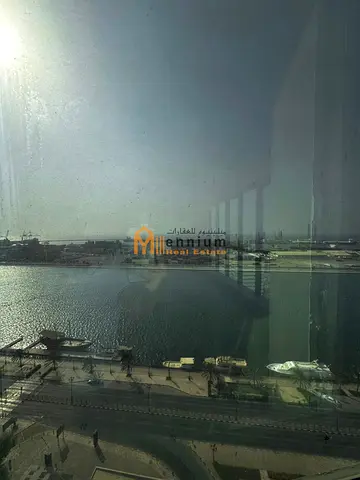طابق كامل للإيجار على كورنيش الشارقة 5300 قدم إطلالة مائية وواجهة زجاجية برج فاخر مساحة مفتوحة وتكييف مجاني 350 ألف على 4 شيكات
