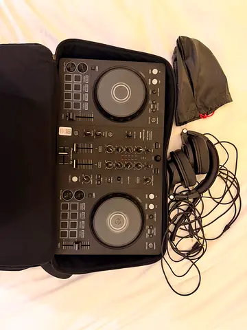 DDJ FLX4 Compact DJ Controller with Headphones and Carry Case