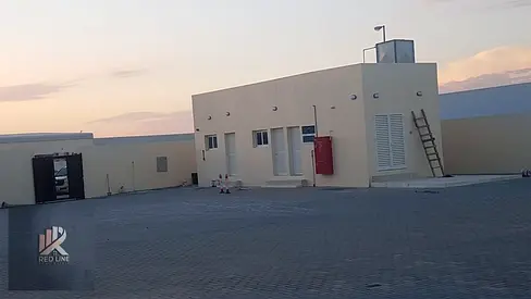 فرصة استثمارية جاهزة للتشغيل! أرض مسورة بالكامل 20,000 قدم بالصجعة الصناعية (كهرباء 45KV + مكاتب2 بخدماتهم )