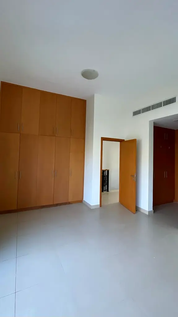 For sale vacant villa 4br with semi upgrade for local and GCC only