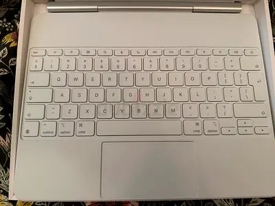 Apple Magic keyboard for iPad Air 13 M3/M4 English-white same new conditions 700 Dhs.