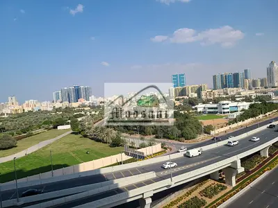 شقة واسعة مكونة من غرفتي نوم وصالة مع موقف سيارات وشرفتين وصالة منفصلة متاحة للإيجار بسعر 37,000 درهم إماراتي في برج سيتي تاور