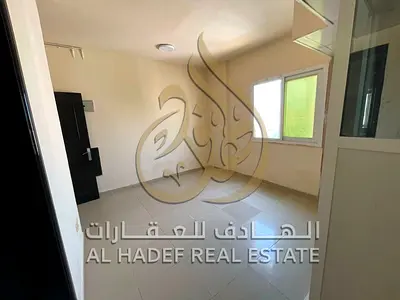 استوديو بالقليعة قرب كورنيش الشارقة، تكييف وغاز مركزي ومطبخ منفصل، 16 ألف سنويًا على 4 دفعات. صيانة المالك وبناية آمنة وموقع حيوي.
