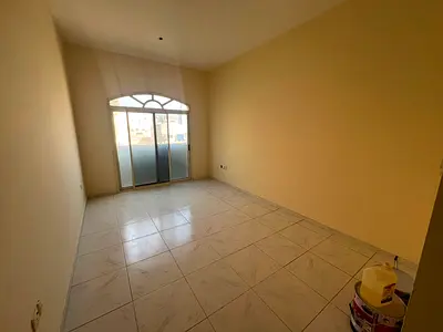 سكن قريب من البحر | غرفة وصالة واسعة في موقع مميز