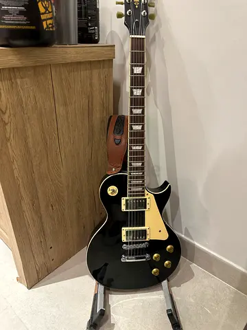 Black Les Paul-style Electric Guitar with Case/Stand