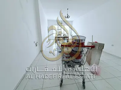 شقه 3 غرف وصاله في التعاون مع غرفه غسيل وغرفه خادمه مع بلكونه اطلاله مفتوحه وخزائن بالحائط وغرفه ماستر وتكييف مجاني