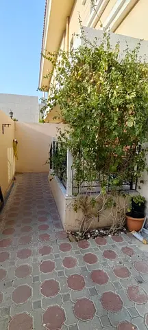 فيلا للإيجار في مردف، بعيدة كل البعد عن مسار الطائرات، تتكون من 3 غرف نوم + صالة + غرفة للخادمة، بسعر 100 ألف فقط.