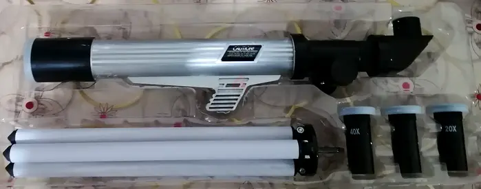 Beginner Refractor Telescope with Tripod and 3 Eyepieces (20x, 40x, 80x) - Great Condition