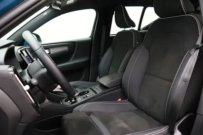 2023 Volvo XC40 — миниатюра 12