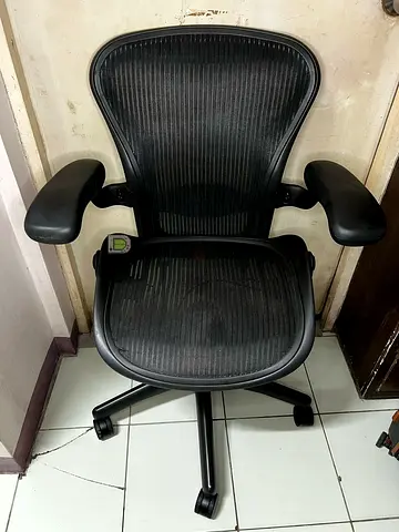 Herman Miller Aeron chair size B fully loaded