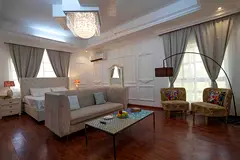 Huge Master Bedroom w/Jacuzzi