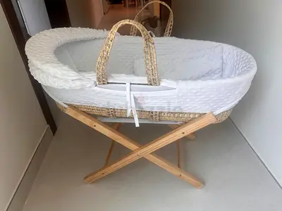 Kinder Valley Moses Basket + Stand + 2 Sheets