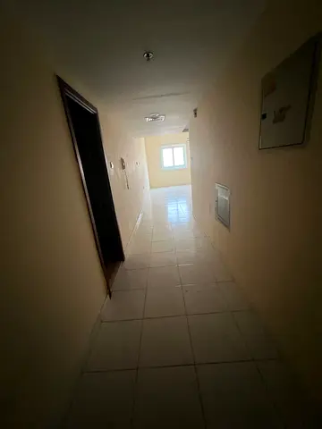 فرصة مميزة | استوديو واسع بتهوية ممتازة وخزائن حائط وتكييف مركزي