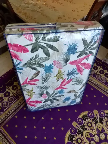 Single mattress with tropical print - good condition