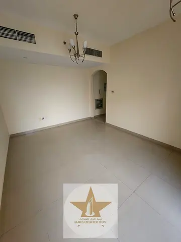 فرصة سكنية ممتازة | شقة غرفة وصالة مع بلكونة وموقف خاص بسعر 35 ألف درهم في قلب مويلح 🔥🌿  هل تبحث عن سكن عائلي مريح وموقع استراتيجي بالقرب من كافة ال