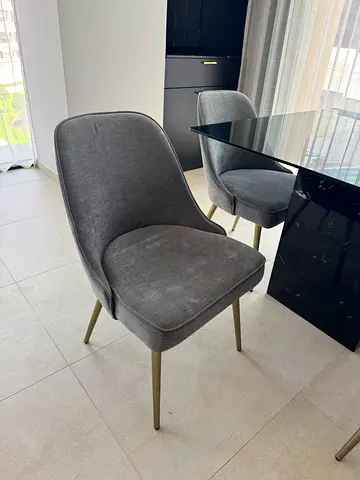 Excellent condition Daning table with 8 chairs