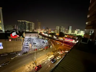 غرفتين وصالة مفروشة للإيجار السنوي في أبراج الهورايزون، الراشدية 1، بجوار السفير مول ونستو. السعر 60,000 درهم سنويًا، 4 دفعات، تأمين شيك. باركينج مجان