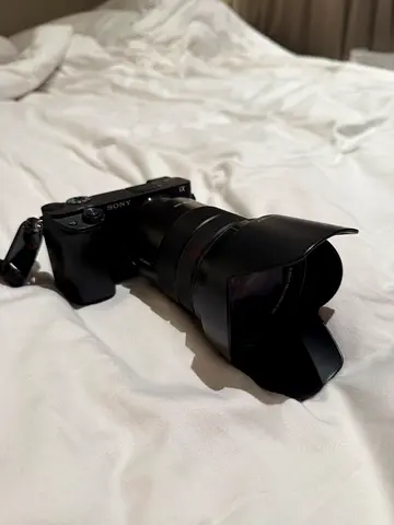 Sony A6400 + Sony 18-105mm F4 G OSS Lens + 2 Batteries