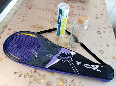 Used badminton racket with cover and shuttlecocks + Glass sport bottle