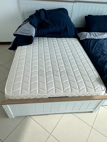 Bed + mattress (very new)