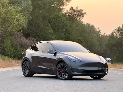TESLA MODEL Y ( Long Range ) 2023 GCC  تيسلا موديل واي لونج رينج 2023 خليجي  بحالة الوكالة على ضمان