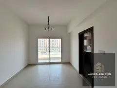 Spacious studio apartment with separate kitchen and bathroom. High-end finishes. Built-in wardrobes.