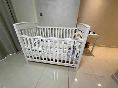 White Wooden Baby Crib with Mattress and Bumpers