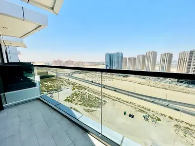 شقة استوديو | V2 في مدينة دبي الرياضية | شرفة مطلة على المدينة