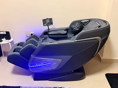 Full-body Massage Chair with Foot and Calf Massage - Excellent Condition